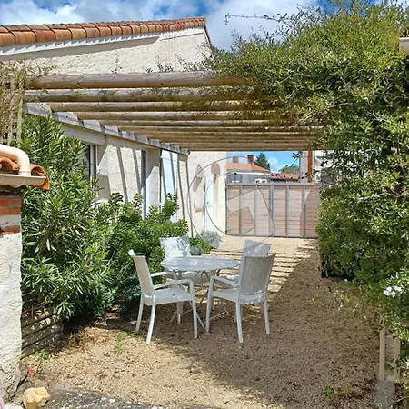 Holiday home Maison En Pierres Avec Jardin, 7 Km Des Plages, 6 Pers, 3 - - Fr-1-357-253