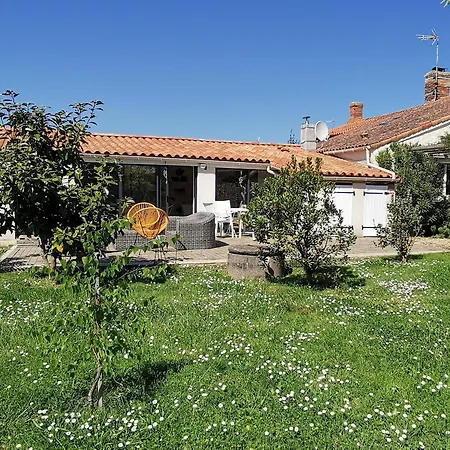 Holiday home Maison En Pierres Avec Jardin, 7 Km Des Plages, 6 Pers, 3 - - Fr-1-357-253 *
